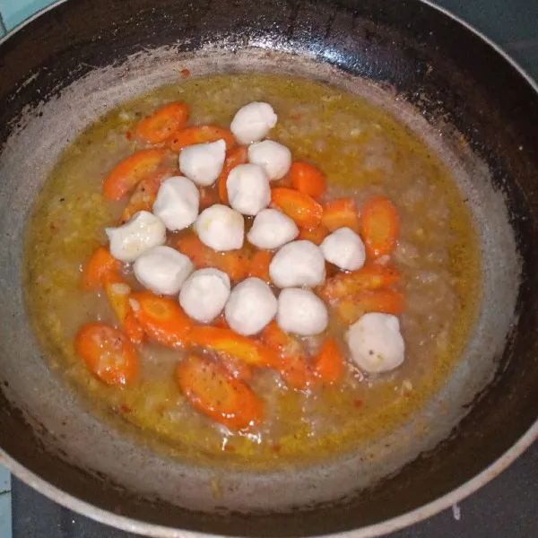 Masukkan bakso ikan, aduk rata.