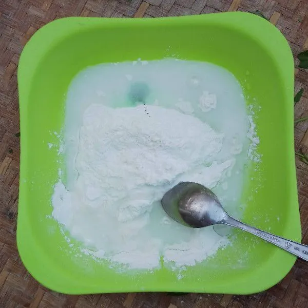 Campurkan tepung ketan, air, pewarna makanan, vanili bubuk, dan garam.