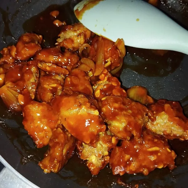 Masukkan tempe, aduk hingga tercampur merata. Setelah matang merata, angkat dan sajikan selagi hangat.