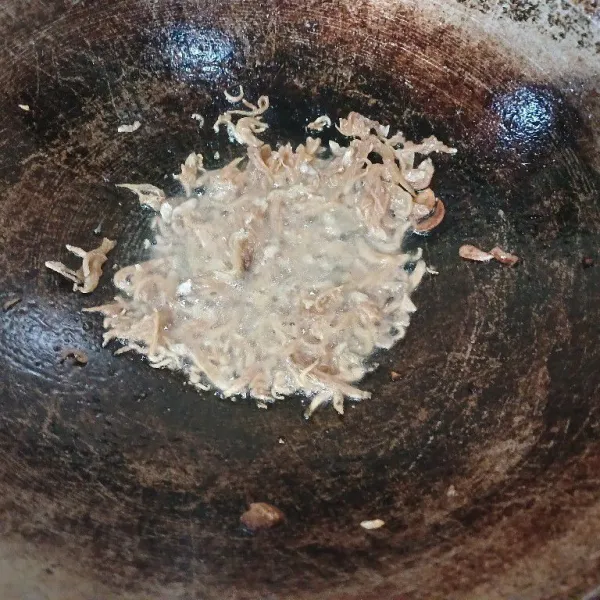 Goreng ikan teri medan hingga kering, angkat dan sisihkan.