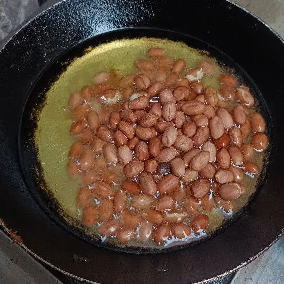 Goreng kacang tanah hingga matang.