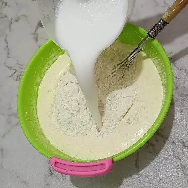Buat bahan 1 : campur gula pasir dan telur lalu aduk rata. Masukkan tepung terigu dan garam, tuang santan lalu aduk sampai tercampur rata.