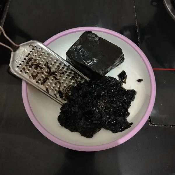 Cuci bersih cincau hitam lalu serut.