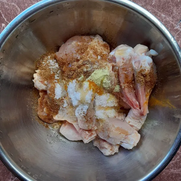 Masukkan minyak wijen, ketumbar bubuk, bawang putih bubuk, kunyit bubuk, merica bubuk, garam dan kaldu bubuk. Aduk rata, simpan dalam lemari es selama minimal 60 menit (semalaman lebih baik agar bumbu lebih meresap).