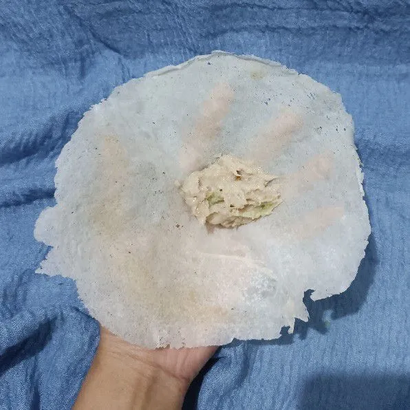 Siapkan kulit lumpia. Masukkan 1 sdm adonan ke bagian tengah.