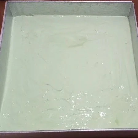Tuang ke dalam loyang dengan ukuran 24 cm x 24 cm yang sudah dialasi baking paper.