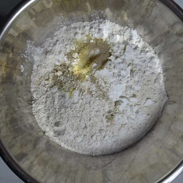 Tepung kering : Siapkan wadah, masukkan tepung terigu protein sedang, tepung ayam krispi instan, tepung maizena, baking powder, garam, merica bubuk dan kaldu bubuk. Aduk rata dan sisihkan.