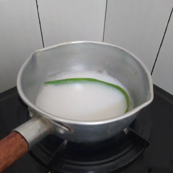 Masak air, fiber creme, daun pandan dan sejumput garam hingga mendidih lalu sisihkan dan biarkan hingga suhu ruang.