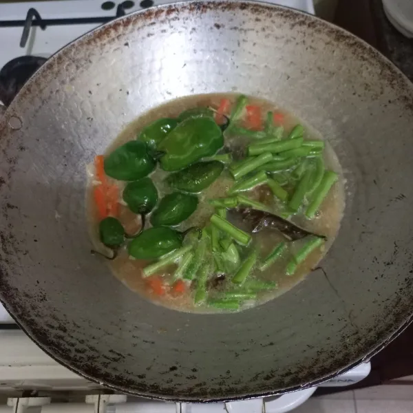 Beri gula merah, garam, kecap manis, potongan buncis dan cabe gendot, koreksi rasa.