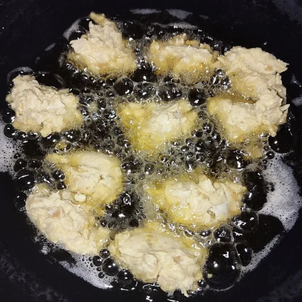 Goreng tempe di dalam minyak panas dengan api kecil. Setelah matang, angkat dan tiriskan.