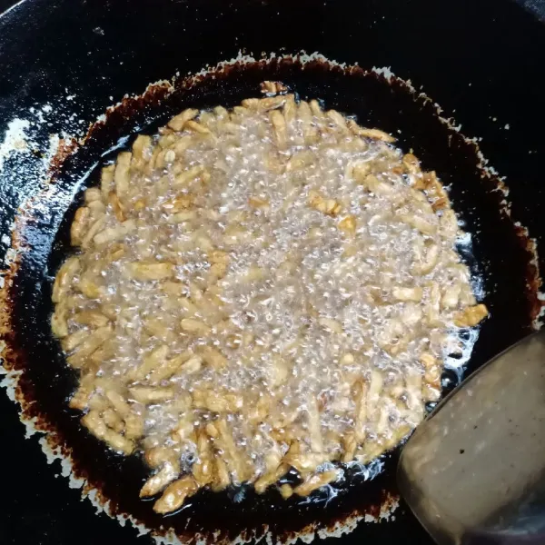 Goreng tempe sampai garing. Angkat dan tiriskan.