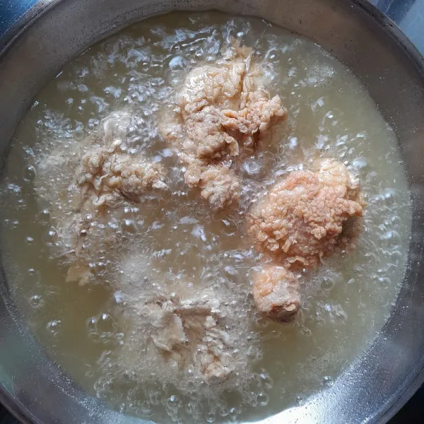 Goreng paha ayam krispi dalam minyak yang sudah panas. Goreng hingga matang kecoklatan. Setelah matang, angkat, tiriskan dan paha ayam krispi siap disajikan.