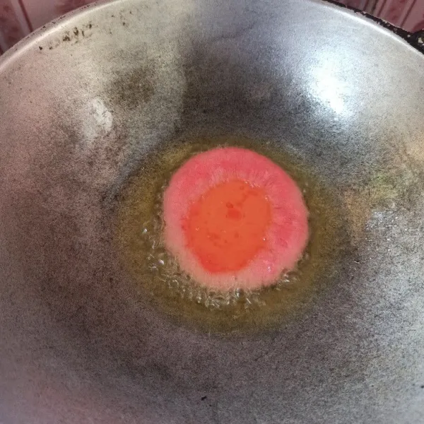Panaskan minyak goreng secukupnya, setelah minyak cukup panas tuang satu sendok sayur adonan.