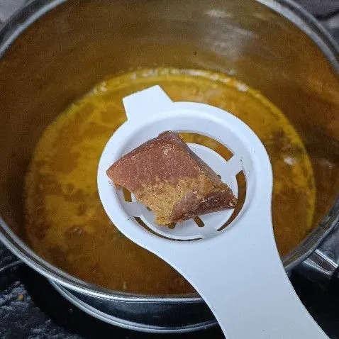 Lalu, tambahkan gula merah yang telah disisir terlebih dahulu agar cepat larut. Masak di api kecil saja.