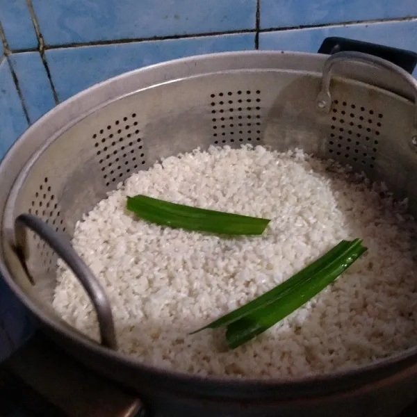 Kukus beras ketan dengan 2 lembar daun pandan selama 20 menit.
