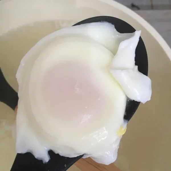 Buat poached egg sesuai tingkat kematangan yang diinginkan, sisihkan.