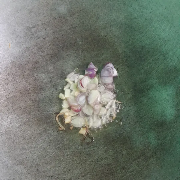 Tumis bawang merah dan bawang putih sampai harum.