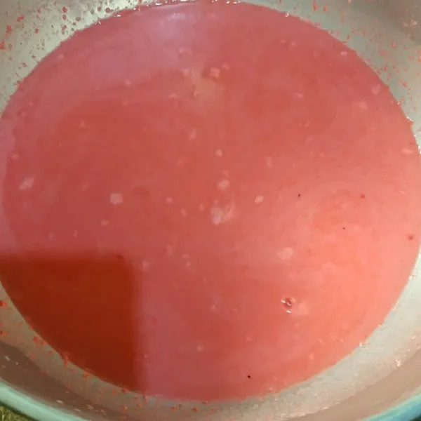 Ambil ½ bagian santan (350 ml) lalu beri pewarna makanan dan perasan air jeruk (perasan air jeruk berfungsi untuk mengikat warna agar warna bagus dan mengkilat).