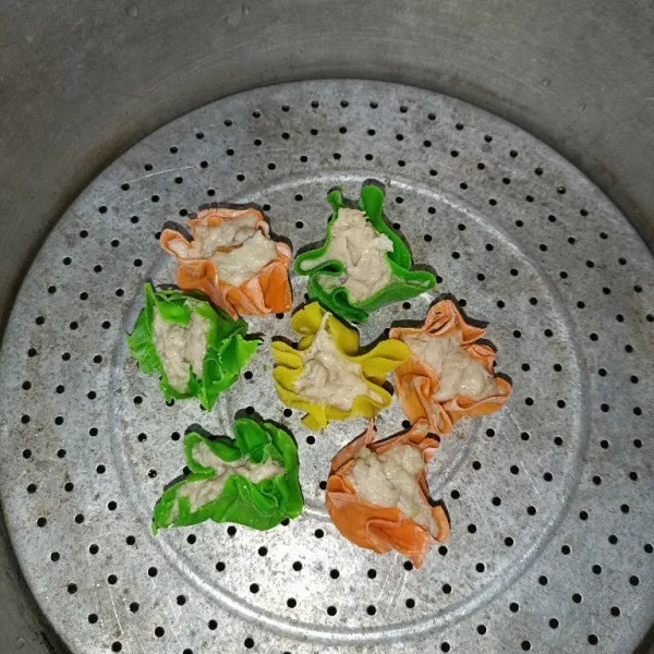 Kukus dimsum selama 30 menit atau hingga matang