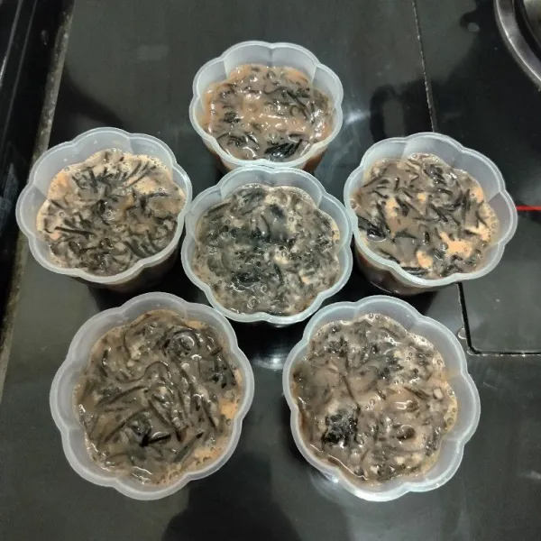 Setelah itu tuang puding ke dalam cup. Aduk rata perlahan agar cincau merata.