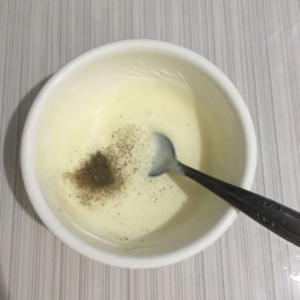 Haluskan bawang putih, campur bersama bahan yogurt base lain lalu aduk rata dan sisihkan.