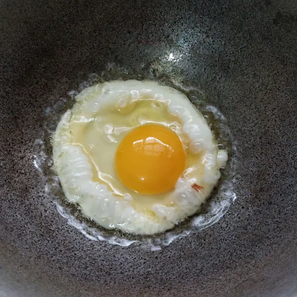 Ceplok telur lalu sisihkan.