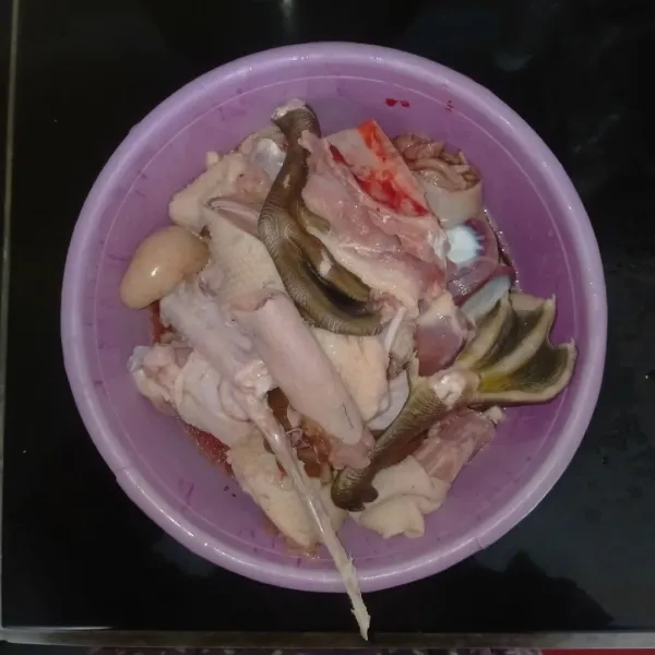 Potong-potong bagian entok lalu cuci bersih dan rendam selama 10 menit dengan air perasan jeruk nipis.