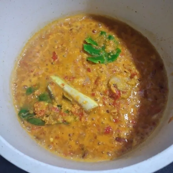 Tumis bumbu halus bersama lengkuas, serai dan daun jeruk hingga harum.