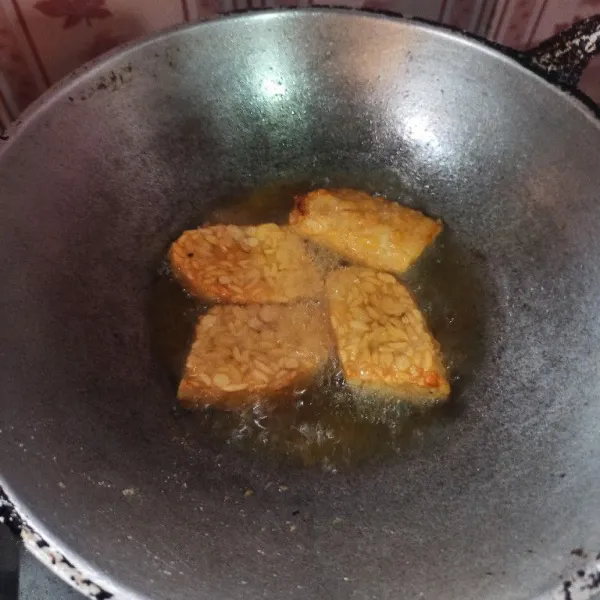 Potong tempe dan rendam dalam air garam lalu goreng tempe hingga matang, setelah matang, angkat dan tiriskan.