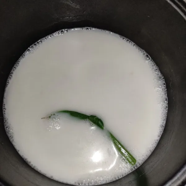 Masak santan dalam wajan, lalu tambahkan daun pandan, susu, gula pasir dan garam.