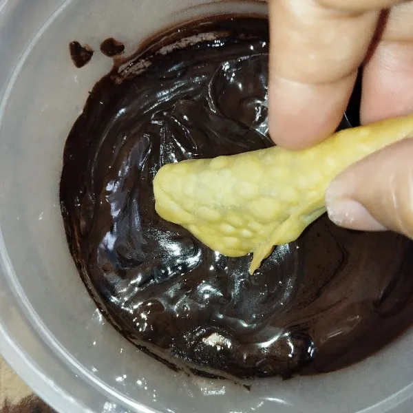 Celupkan ke dalam cokelat yang telah dicairkan.