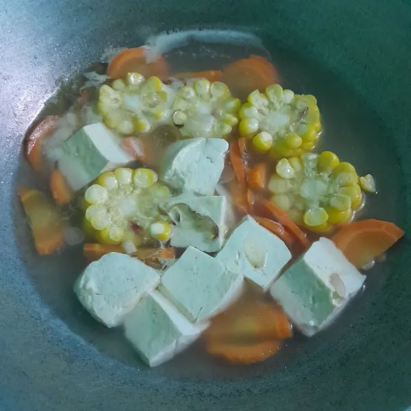 Masukkan tahu, garam dan kaldu bubuk.
