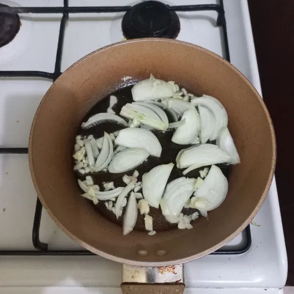 Tumis irisan bawang bombay dan bawang putih hingga harum.