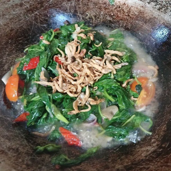 Sesaat sebelum diangkat, masukkan ikan teri goreng, aduk rata. Angkat dan siap disajikan.
