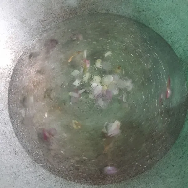Tambahkan air, masak sampai mendidih.