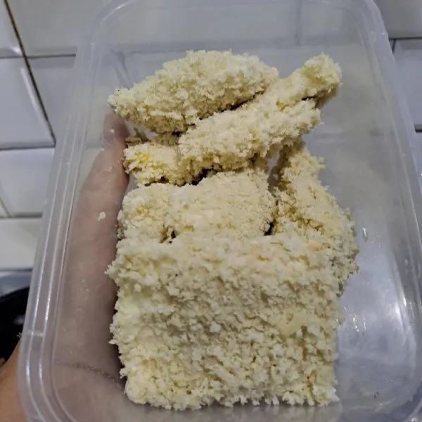 Balur ke telur lalu masukkan ke dalam adonan tepung panir, adonan siap digoreng.