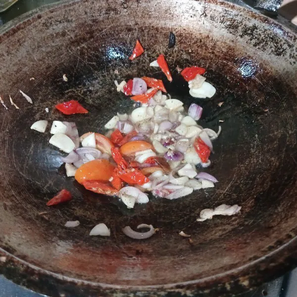 Tumis irisan bawang merah, bawang putih, cabai dan tomat.