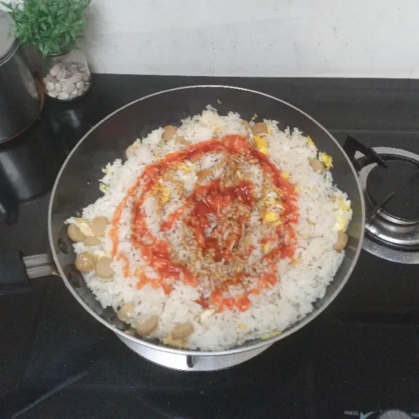 Tambahkan saus tomat, kecap manis, kecap inggris, garam, merica dan gula pasir lalu aduk rata.