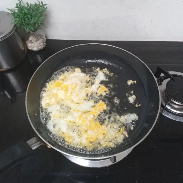 Masukkan telur, masak orak-arik.