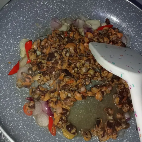 Masukkan kerang aduk rata, tambahkan air.