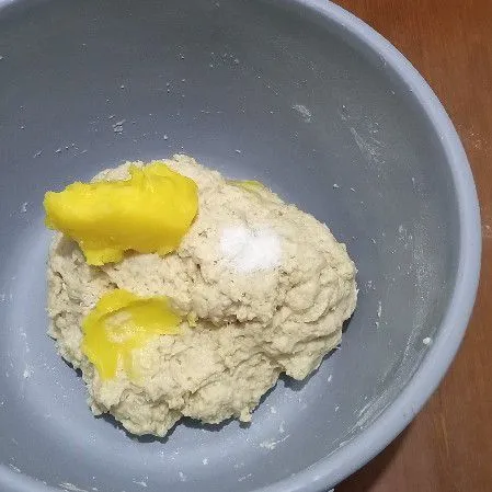 Setelah setengah kalis, masukkan butter dan garam lalu uleni kembali sampai kalis elastis.