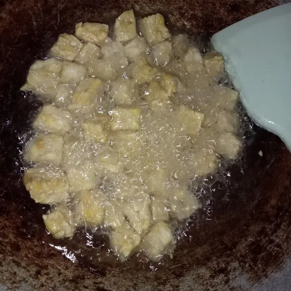 Potong dadu tempe kemudian goreng hingga setengah kering.