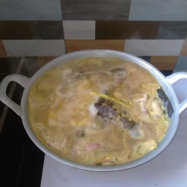Jika air sudah ½ menyusut, masukkan gula pasir, garam, kaldu bubuk, penyedap rasa dan tambahkan santan instan. Masak sambil sesekali diaduk, biarkan hingga kuah menyusut.