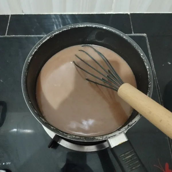 Lalu masukkan air, aduk rata. Masak sambil sesekali diaduk hingga mendidih. Angkat dan tunggu hingga uap panasnya hilang.