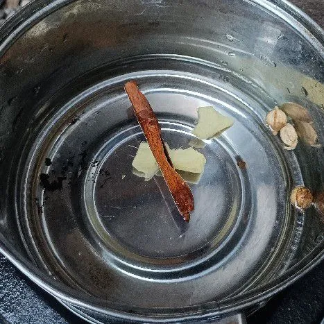 Rebus jahe, kayu manis, dan kapulaga. Masak dengan api kecil.