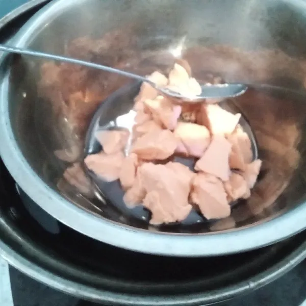 Potong cokelat blok, lalu cairkan. Tambahkan minyak goreng dan aduk merata.