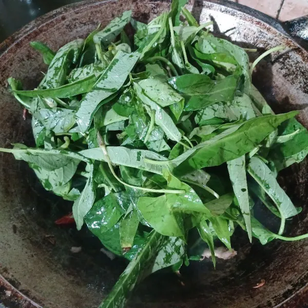 Masukkan kangkung yang sudah disiangi.
