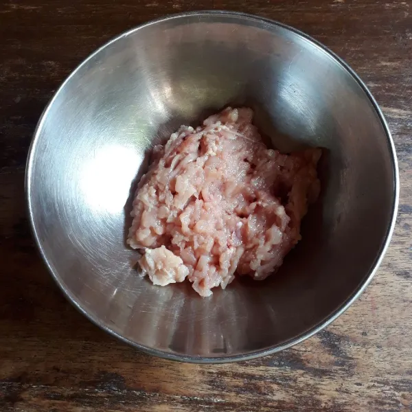 Cincang daging ayam hingga halus, sisihkan.