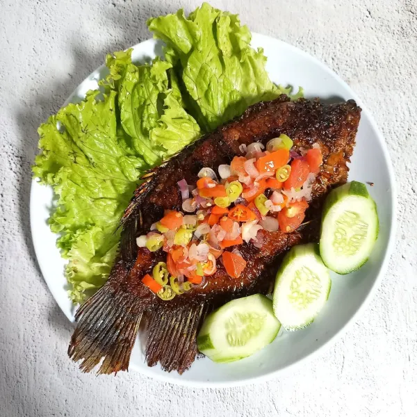 Tata ikan bakar dengan sambal dabu-dabu di atasnya. Bisa ditambah lalapan agar lebih lengkap