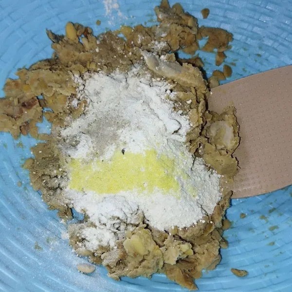 Hancurkan tempe, tambahkan tepung bumbu serba guna, kaldu bubuk, lada bubuk, aduk rata.